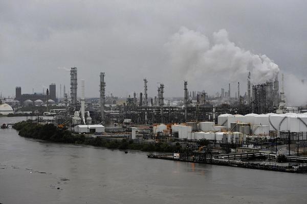 Texas refineries begin restart after hit from storm Harvey