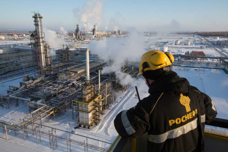 Russian annual oil output falls for the first time since 2008