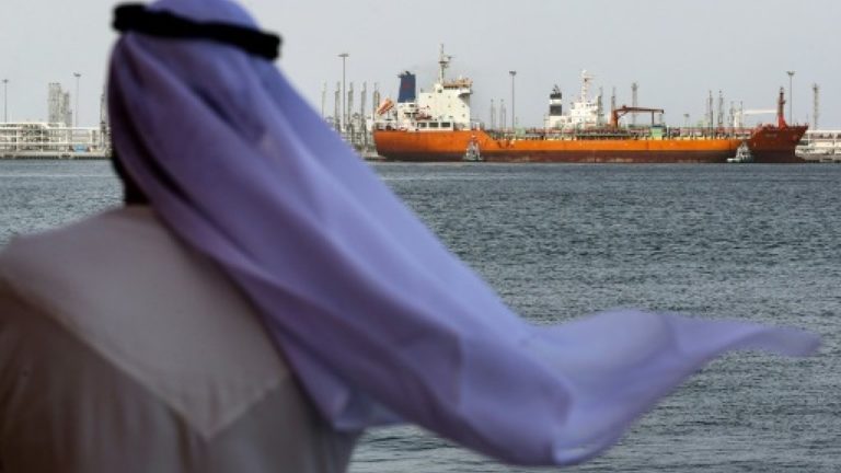 Saudi Arabia slashes crude prices to Asia