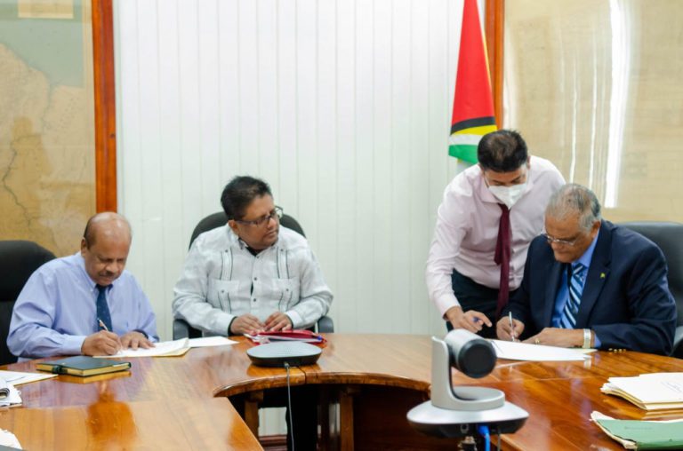 Guyana Central Bank signs pact with oil fund board for its operational management